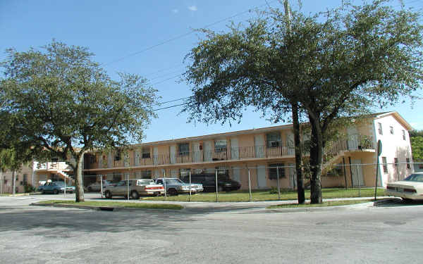 56th Street Apartments in Miami, FL - Foto de edificio - Building Photo