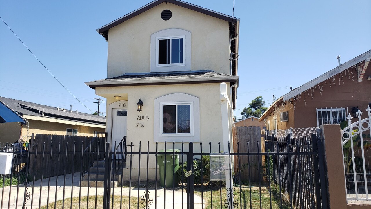 718 E 40th Pl in Los Angeles, CA - Building Photo