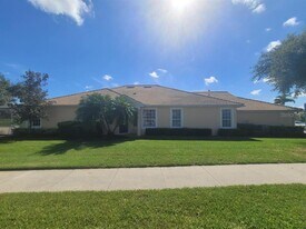 4665 Whispering Oaks Dr in North Port, FL - Building Photo