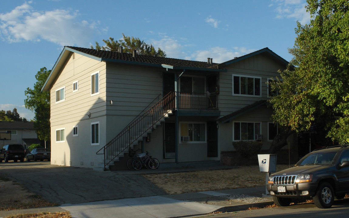 1116 Shirley Drive in Milpitas, CA - Foto de edificio