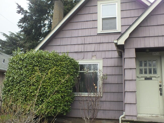 6833 NE Glisan St in Portland, OR - Building Photo - Building Photo