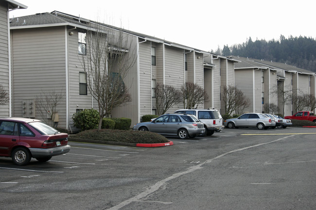 Eastman Heights Apartments in Gresham, OR - Building Photo - Building Photo