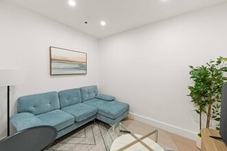 19 St Marks Pl in New York, NY - Building Photo - Building Photo