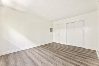 Lindley Apartments in Northridge, CA - Foto de edificio - Building Photo