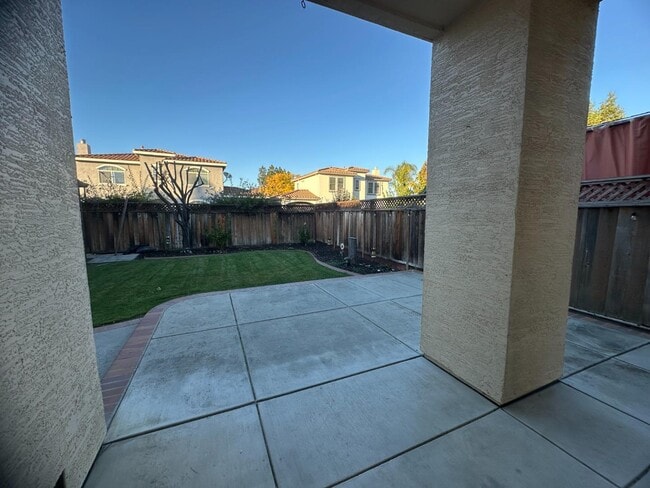 841 Lawrence Dr in Gilroy, CA - Building Photo - Building Photo