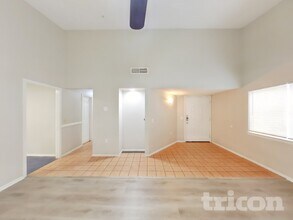 9302 Points Edge in San Antonio, TX - Foto de edificio - Building Photo