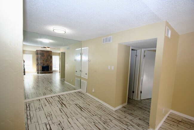 17331 Red Oak Dr in Houston, TX - Building Photo - Building Photo