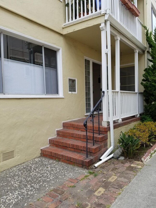 1825 Clinton Ave, Unit D in Alameda, CA - Building Photo - Building Photo