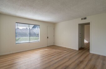 2608 Ashe Rd in Bakersfield, CA - Foto de edificio - Building Photo