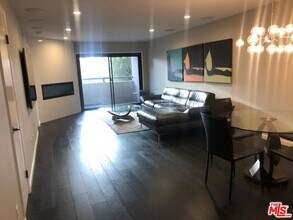 8300 Manitoba St in Los Angeles, CA - Building Photo - Building Photo