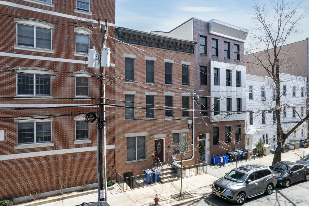 215 Clinton St in Hoboken, NJ - Building Photo