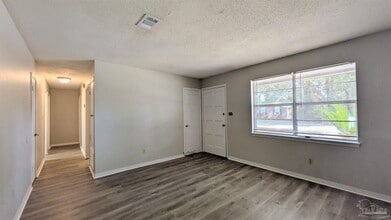 4233 W Avenida De Golf in Pace, FL - Building Photo - Building Photo