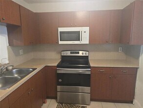 2800 Somerset Dr in Lauderdale Lakes, FL - Building Photo - Building Photo