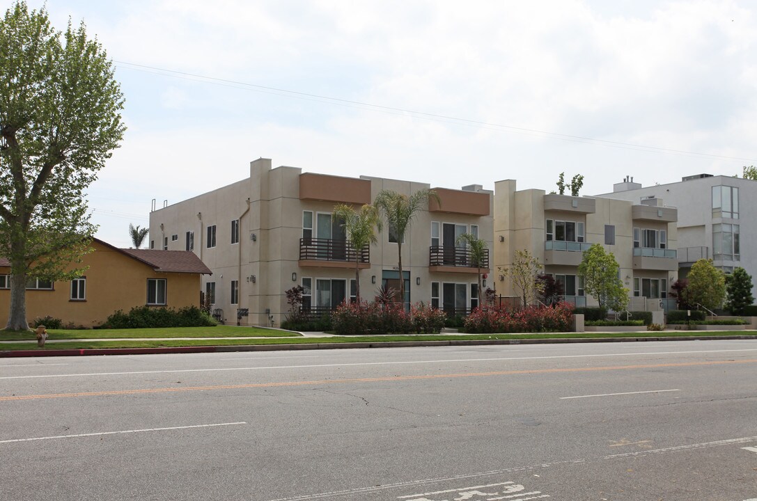 14206 Riverside Dr in Sherman Oaks, CA - Building Photo