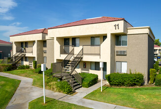 CENTREPOINTE in Colton, CA - Foto de edificio - Building Photo