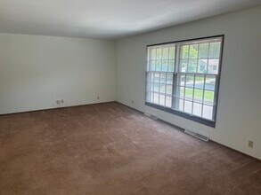 1331 Martha Washington Dr, Unit 1331 Martha Washington LL in Wauwatosa, WI - Building Photo - Building Photo