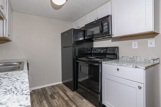 Crossings at Minshall Park in Tulsa, OK - Building Photo - Interior Photo
