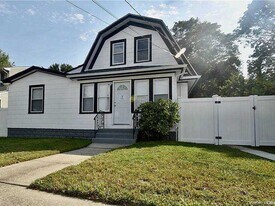 980 Thomas Pl in Hempstead, NY - Building Photo