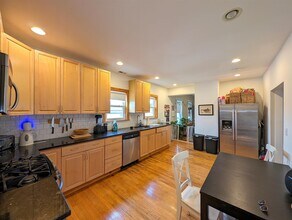 65 Medford St, Unit 2 in Medford, MA - Foto de edificio - Building Photo