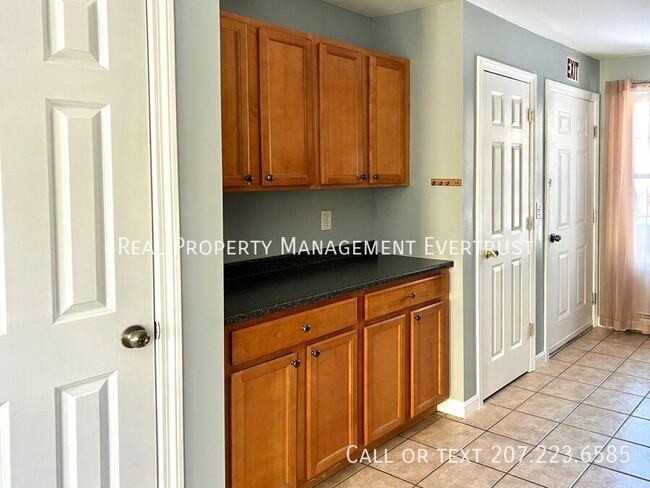240 Cumberland St-Unit -1 in Westbrook, ME - Building Photo - Building Photo