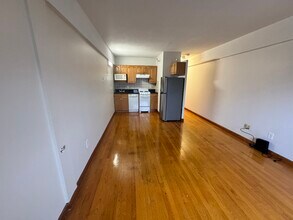 1113 Commonwealth Ave, Unit 202 in Boston, MA - Foto de edificio - Building Photo