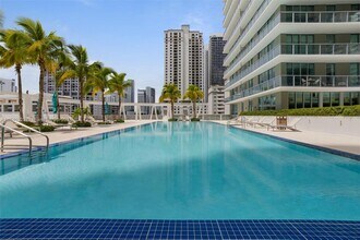1111 SW 1st Ave, Unit 2323 in Miami, FL - Foto de edificio - Building Photo