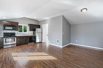 3831 NE 82nd Ave-Unit -Unit B in Portland, OR - Foto de edificio - Building Photo