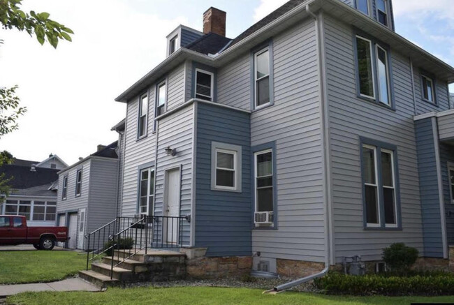 305 E Elm St, Unit 305 E Elm