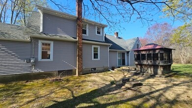35 Meadow Rd in Clinton, CT - Building Photo - Building Photo