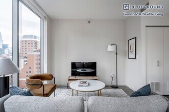 8 E Huron St in Chicago, IL - Building Photo - Building Photo