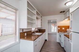 2490 Maple Ave NE in Salem, OR - Building Photo - Building Photo