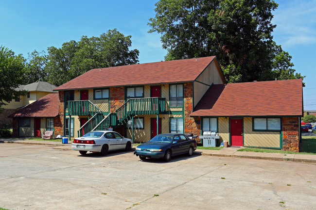 417 N Chartrand in Edmond, OK - Foto de edificio - Building Photo