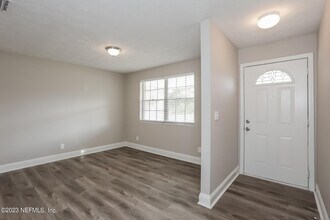 7421 Deepwood Dr N in Jacksonville, FL - Building Photo - Building Photo