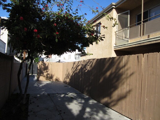 437 Walnut Ave, Unit 5 in Long Beach, CA - Building Photo - Building Photo