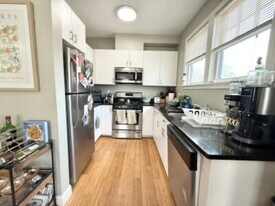 195 W 3rd St, Unit 4 in Boston, MA - Building Photo
