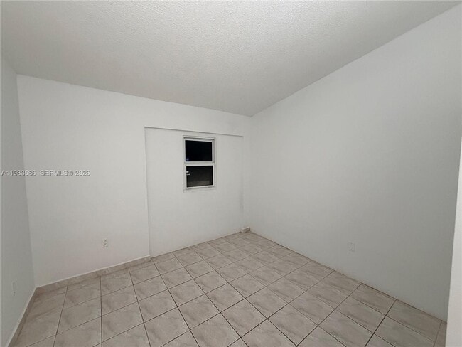 927 NE 199th St in Miami, FL - Building Photo - Building Photo