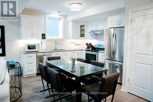 24 Abbott Pl in Pelham, ON - Building Photo