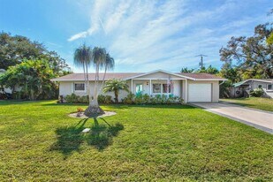 2572 Jefferson Cir in Sarasota, FL - Building Photo