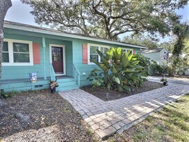 1431 Paloma Ln in Dunedin, FL - Building Photo