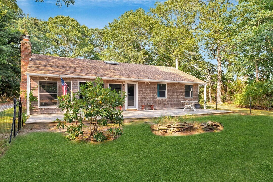 2 Fairview St in Westhampton, NY - Building Photo