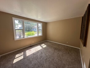 806 15th Ave S, Unit Lower in Clinton, IA - Building Photo - Building Photo