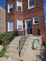 3724 W Grand Ave, Unit 1st Floor in Chicago, IL - Building Photo