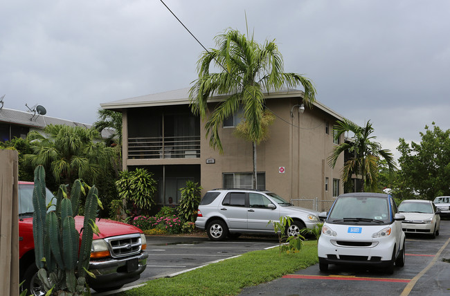 877 NE 18th Ct in Fort Lauderdale, FL - Building Photo - Building Photo