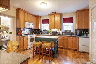 26 Ledge Ave in New Canaan, CT - Building Photo