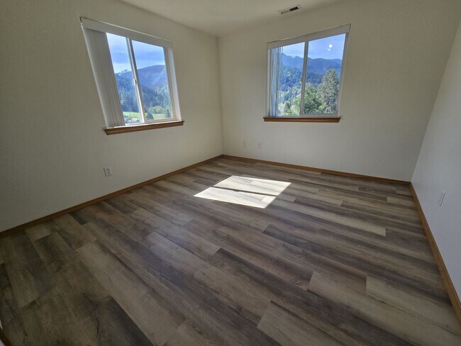 390 Maylea Pl in Canyonville, OR - Building Photo - Building Photo