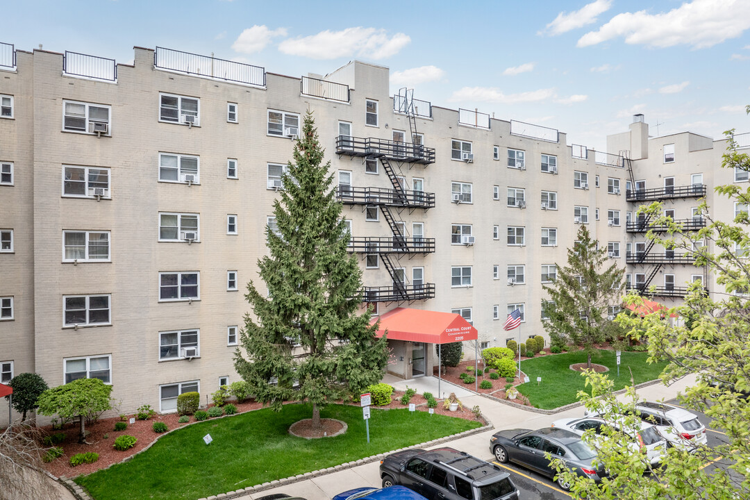 Central Court Condominiums in Fort Lee, NJ - Building Photo