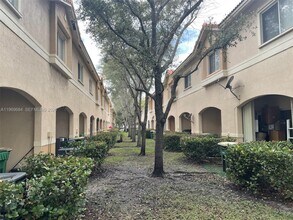 8835 S Isles Cir in Tamarac, FL - Building Photo - Building Photo