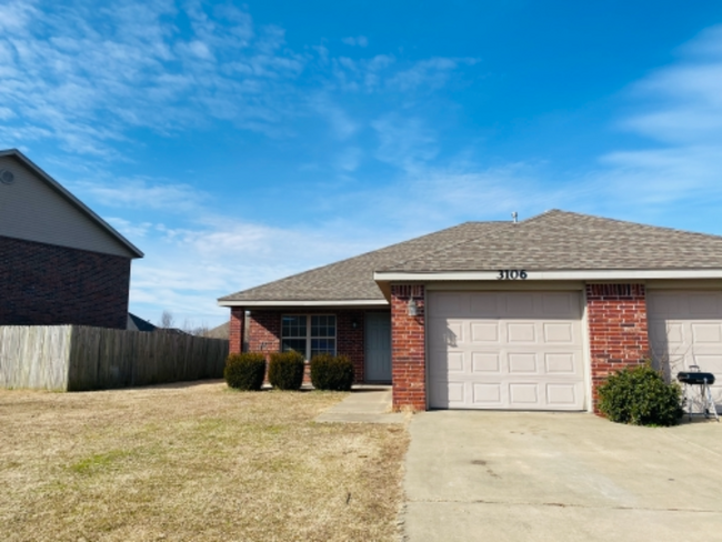 3106 S B St in Rogers, AR - Foto de edificio - Building Photo