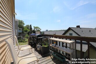 68 S Crescent Circuit Cres, Unit 2 in Boston, MA - Foto de edificio - Building Photo