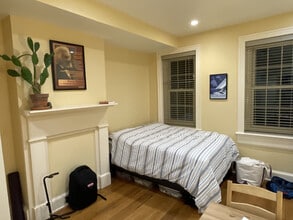 323 C St SE, Unit Basement Studio in Washington, DC - Foto de edificio - Building Photo